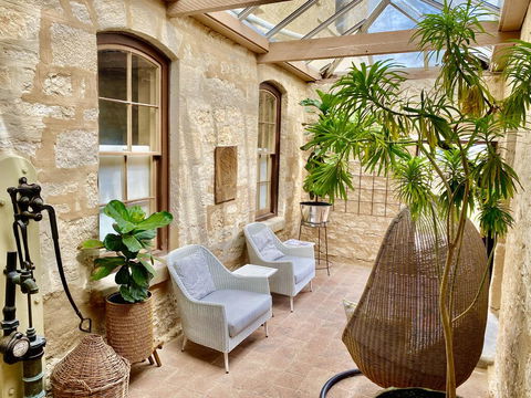 Karatta Beach Cottage - Accommodation Broadbeach 0