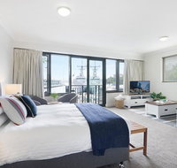 King size studio with water view walk to the city - Accommodation Broadbeach