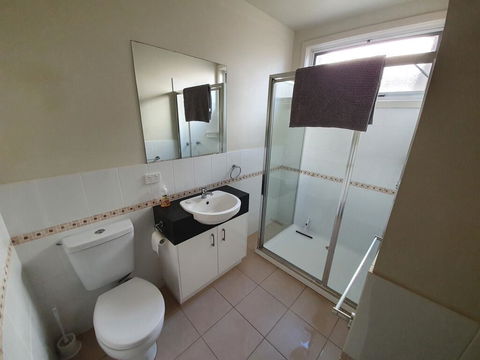 Modern Peaceful Beach Location - Secure Parking - Accommodation Broadbeach 2