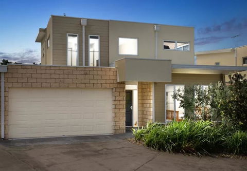 Modern Peaceful Beach Location - Secure Parking - Accommodation Broadbeach 0