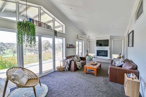 Mortimers Wines - The Canopy Loft - Accommodation Broadbeach 0