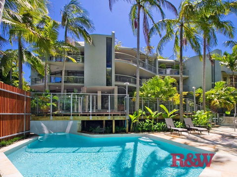 Naousa II - Accommodation Broadbeach 3