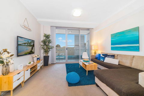 Near Airport & Train Station Stylish Two-Story Apartment - Accommodation Broadbeach 0