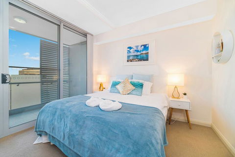 Near Airport & Train Station Stylish Two-Story Apartment - Accommodation Broadbeach 3