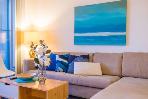 Near Airport & Train Station Stylish Two-Story Apartment - Accommodation Broadbeach 1