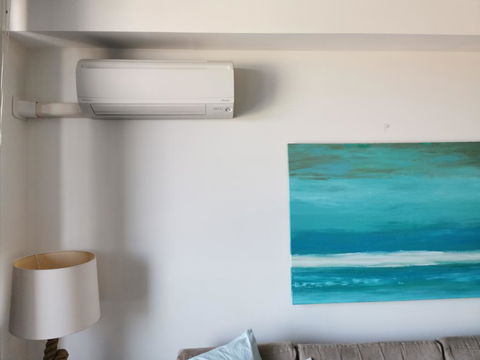 Near Airport & Train Station Stylish Two-Story Apartment - Accommodation Broadbeach 2