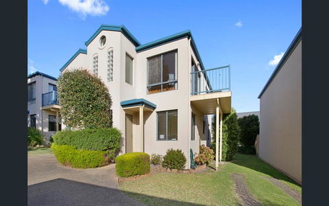 NELSON COVE 2 - Townhouse A Short Walk To Town - Accommodation Broadbeach 1