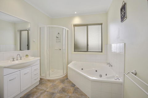 NELSON COVE 2 - Townhouse A Short Walk To Town - Accommodation Broadbeach 3