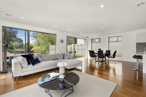 NEW Inner Melb Luxury Modern Grand Holiday House - Great Location, Wifi, Parking - Accommodation Broadbeach 1