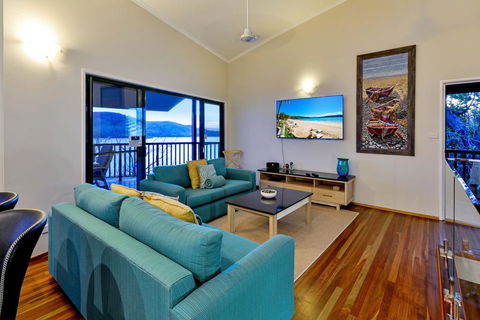 NEWLY BEAUTFULLY RENOVATED 16 The Casuarina - 3 Bedroom House With 180 Degree Ocean Views - Accommodation Broadbeach 3