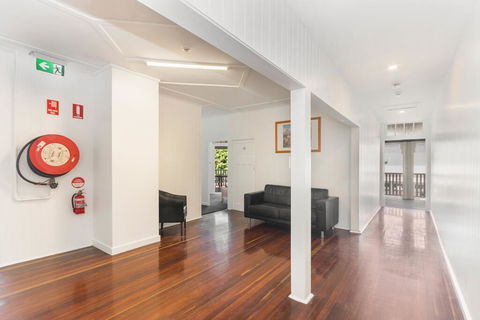 Newmarket Hotel - Accommodation Broadbeach 3