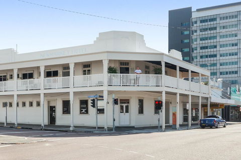 Newmarket Hotel - Accommodation Broadbeach 2
