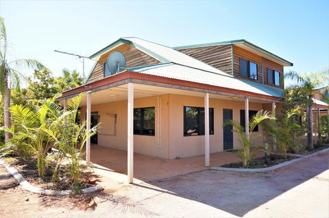 Ningaloo Breeze Villa 10 - 3 Bedroom Fully Self-Contained Disabled-Friendly Accommodation - Accommodation Broadbeach 0