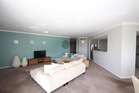 Oasis, Unit 11/5 Laman Street - Accommodation Broadbeach 3