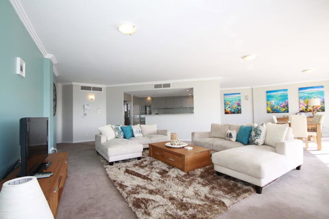 Oasis, Unit 11/5 Laman Street - Accommodation Broadbeach 2