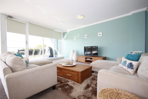 Oasis, Unit 11/5 Laman Street - Accommodation Broadbeach 1