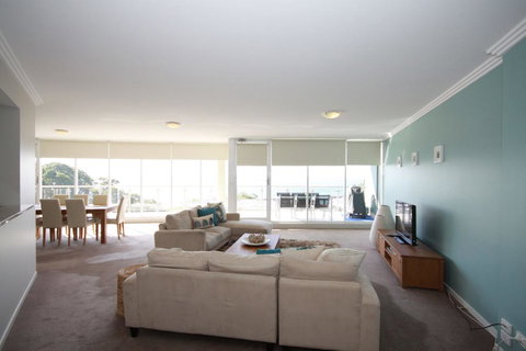 Oasis, Unit 11/5 Laman Street - Accommodation Broadbeach 0