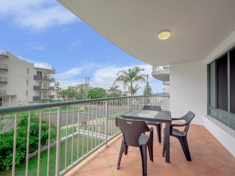 Ocean Crest Unit 4, 22 Warne Tce - Accommodation Broadbeach 0