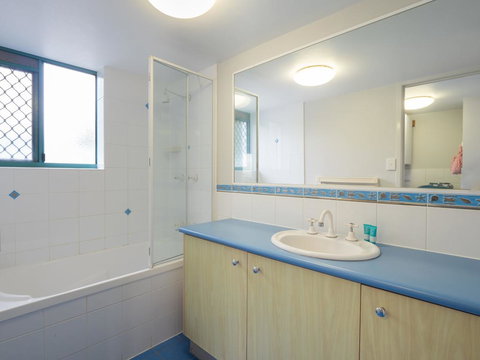 Ocean Crest Unit 4, 22 Warne Tce - Accommodation Broadbeach 3