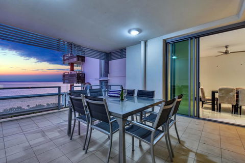 Oceana Darwin Central Oceanfront 3 Bedroom 2 Lounge Room Pool Gym Tennis Court Sleeps 9 - Accommodation Broadbeach 2