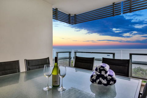 Oceana Darwin Central Oceanfront 3 Bedroom 2 Lounge Room Pool Gym Tennis Court Sleeps 9 - Accommodation Broadbeach 0