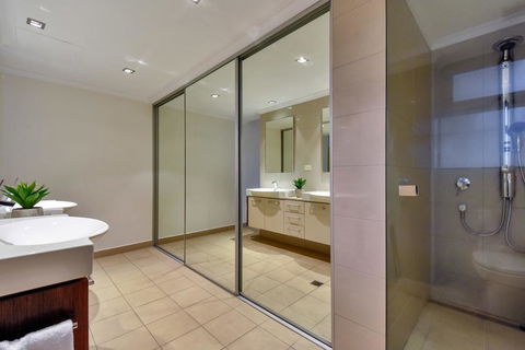 Oceana Darwin Central Oceanfront 3 Bedroom 2 Lounge Room Pool Gym Tennis Court Sleeps 9 - Accommodation Broadbeach 3