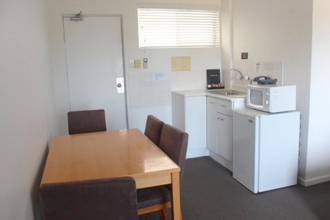 Oceanside Hawks Nest - Accommodation Broadbeach 2