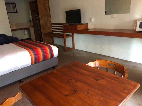 Olde Horsham Motor Inn - Accommodation Broadbeach 2