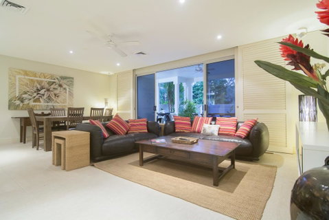 Plantation 2 - Absolute Beachfront - Accommodation Broadbeach 2