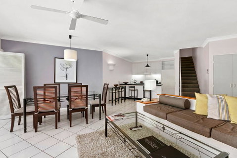 Poolside Apt. In Alamanda Beachfront Resort (67) - Accommodation Broadbeach 2