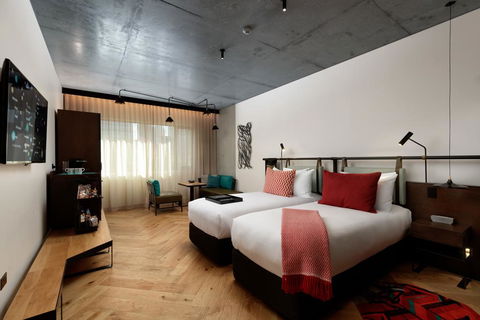 QT Melbourne - Accommodation Broadbeach 3