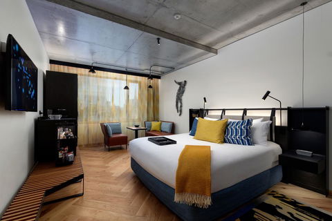 QT Melbourne - Accommodation Broadbeach 2