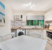 Rare Modern Unit with Private Fenced garden Close to The Beach PC5 - Accommodation Broadbeach