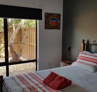Red Ochre - Large 1BR with Private Courtyard - Accommodation Broadbeach