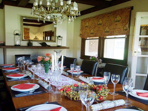 Robin Hill Manor - Rambling Retreat & Tennis Court - Accommodation Broadbeach 3