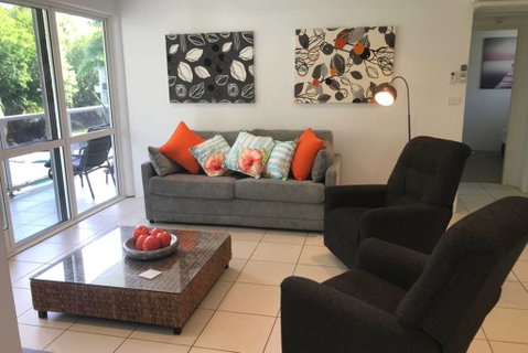 Secluded Tropical Apartment - Accommodation Broadbeach 3