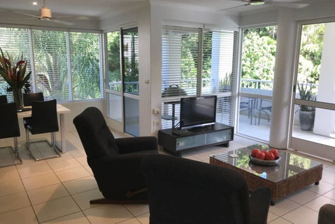 Secluded Tropical Apartment - Accommodation Broadbeach 0