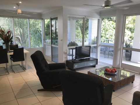 Secluded Tropical Apartment - Accommodation Broadbeach 2
