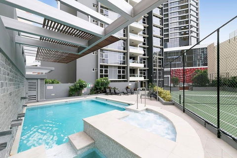 SK2 - 3BR With Pool Gym Steam Room In Story Bridge - Accommodation Broadbeach 1