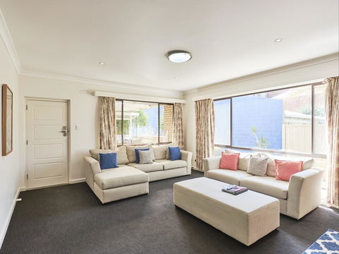 Skymirror Villa - Accommodation Broadbeach 2