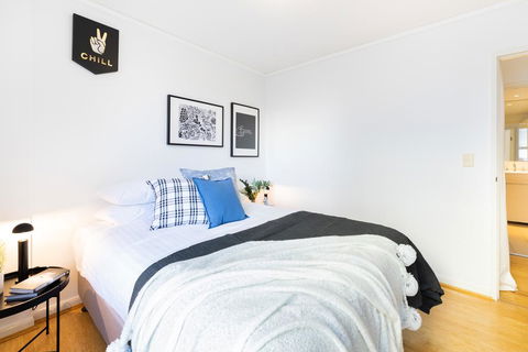 Sleek Modern Apartment Close To Everything - Accommodation Broadbeach 1