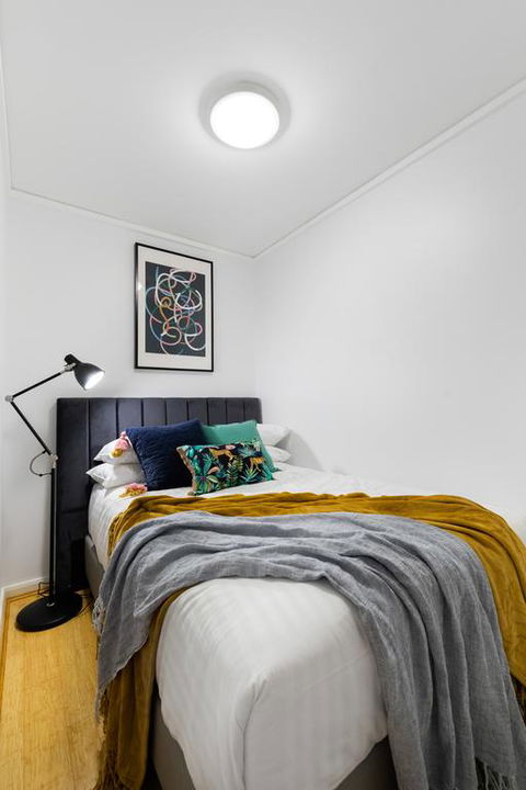 Sleek Modern Apartment Close To Everything - Accommodation Broadbeach 3
