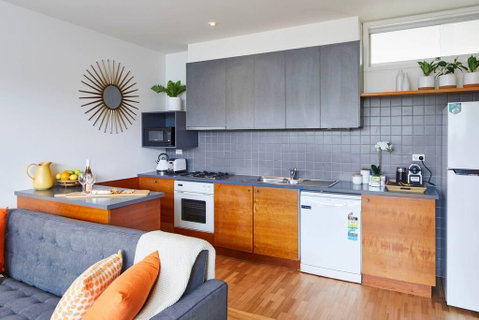Spacious Carlton 1 Bedroom Apt With Secure Parking - Accommodation Broadbeach 2