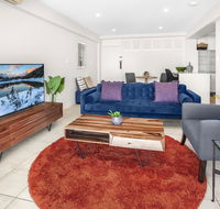 Stylish 2-Bed Apartment with Sweeping River Views - Accommodation Broadbeach