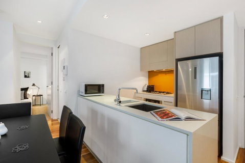 Stylish Apartment With Large Balcony And Parking - Accommodation Broadbeach 1