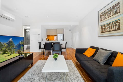 Stylish Apartment With Large Balcony And Parking - Accommodation Broadbeach 0