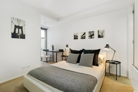 Stylish Apartment With Large Balcony And Parking - Accommodation Broadbeach 3