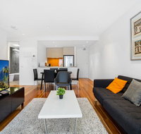Stylish Apartment With Large Balcony and Parking - Accommodation Broadbeach