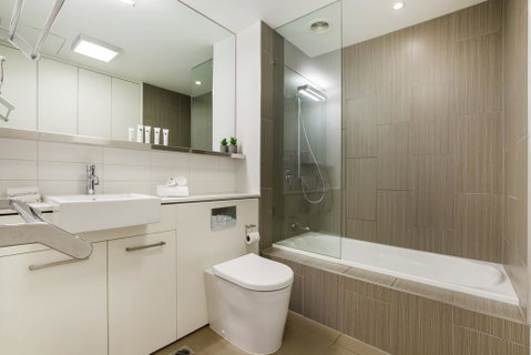 Stylish Apartment With Large Balcony And Parking - Accommodation Broadbeach 2