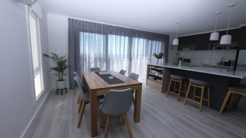 Stylish Holiday Unit - Accommodation Broadbeach 1